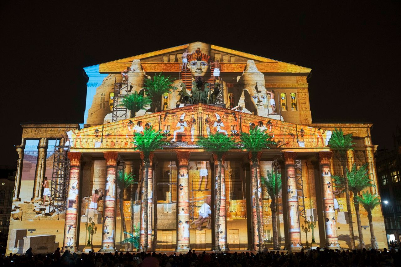 Russland, Moskau, das Internationale Festival „Kreis des Lichts“ 2014, Videomapping, eine Form der Medienkunst, die ermöglicht, mit Hilfe einer Videoprojektion optische Illusionen auf Fassaden der bekannten Gebäude und Kulturdenkmäler zu gestalten; Fassade des Bolschoi-Theaters, Videomapping zum Thema der Oper „Aida“ von Giuseppe Verdi, Nachtaufnahme (Photo by Elizaveta Becker/ullstein bild via Getty Images)